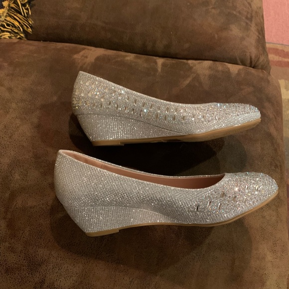 Excellent condition silver low wedge heels - Picture 6 of 11